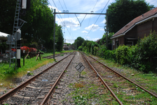 849310 Gezicht op de Oosterspoorweg te Utrecht, vanaf de spoorwegovergang in de Burgemeester Reigerstraat, met rechts ...